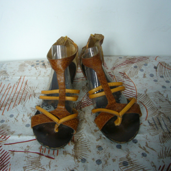 Fergie Two Tone Leather Thong Ankle Strap Sandal Flats - Size 9 Back zip Comfort - Picture 3 of 6